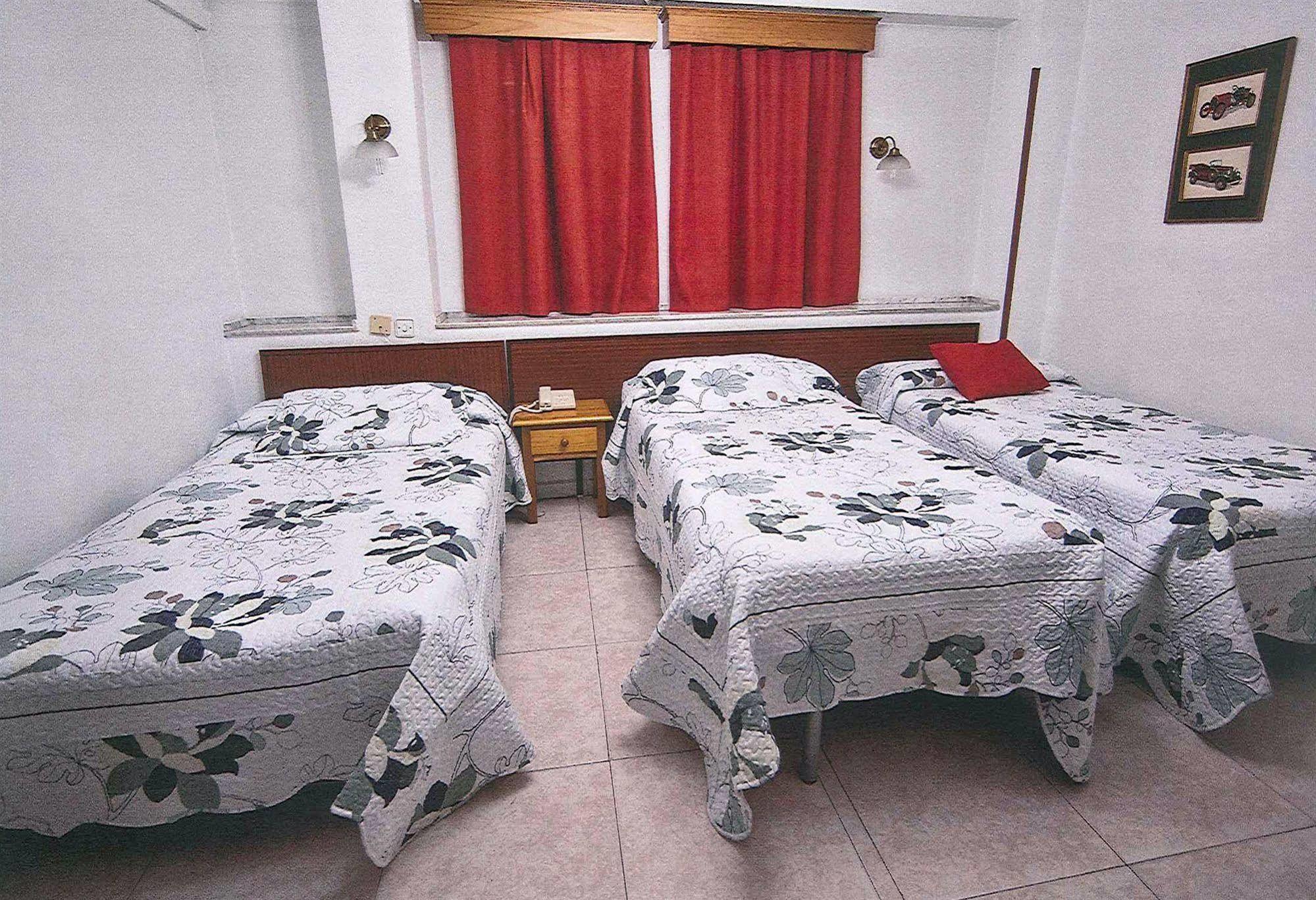 Hostal La Rosa Caces Екстериор снимка