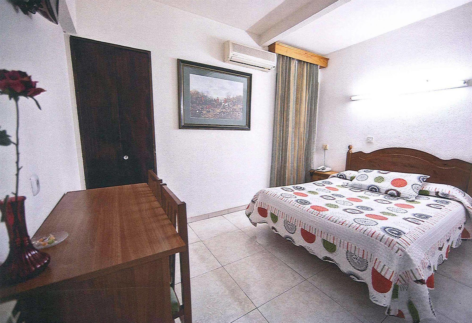 Hostal La Rosa Caces Екстериор снимка